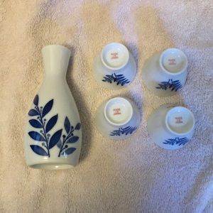 5 piece Gekkeikan Sake set made in Japan 4 cups, serving jug, porcelain no chips